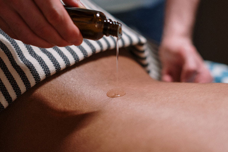 massage aux huiles essentielles pour la grossesse